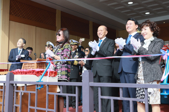 현대중공업은 8일 울산 본사에서 필리핀 최신예 호위함 2번함을 진수했다고 밝혔다. 사진은 한영석 현대중공업 사장(오른쪽 두 번째부터 왼쪽으로), 델핀 로렌자나 장관, 에디사 로렌자나 여사가 진수식에서 기념촬영을 하는 모습. <현대중공업 제공>